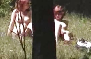 XXX Nena de tetas grandes se quita xvideos incestos familiares la lencería retro blanca se masturba en medias de nylon