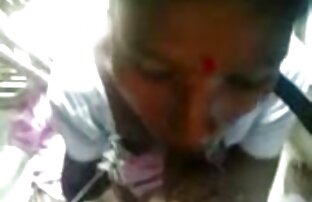 XXX Chupando ambas pollas videos porno familiares gratis como si fuera una pose o algo